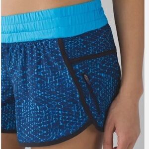 Lululemon Tracker Short III Samba Snake Kayak Blue Hero Blue / Kayak Blue size 4